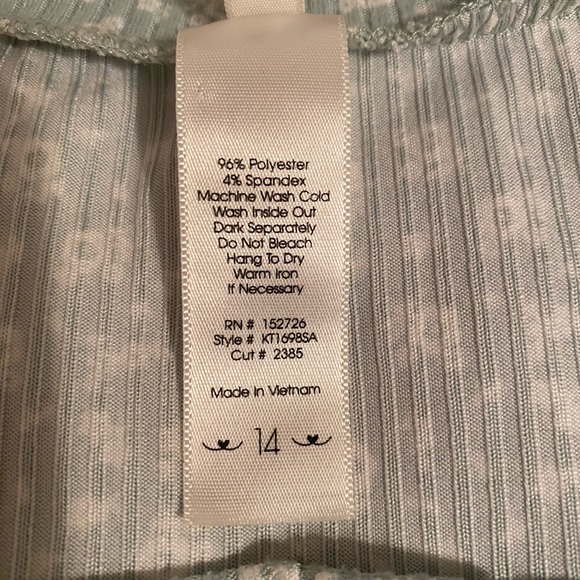 Heart and Arrow light green top with black/brown buttons. Size 14 - Picture 6 of 7